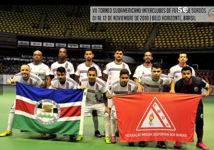 Pela seleção brasileira, juiz-forano é campeão pan-americano de futsal de surdos 3 Hiago atleta surdo e equipe 3. Arquivo pessoal