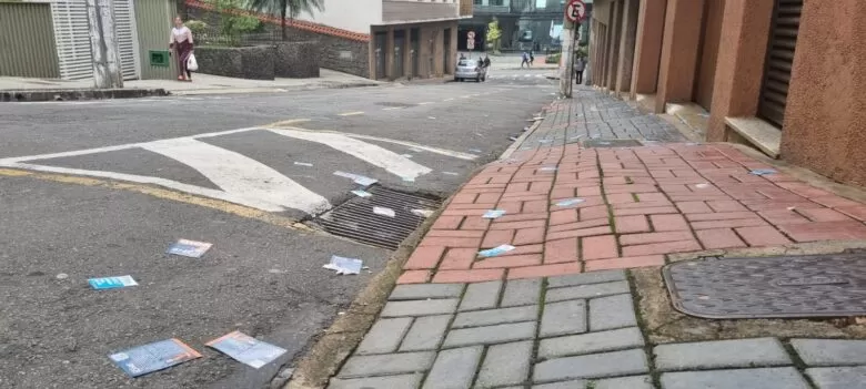 Ruas de Juiz de Fora amanhecem sujas no dia das eleições 1 Foto de rua suja by Leonardo Costa e1664723482107