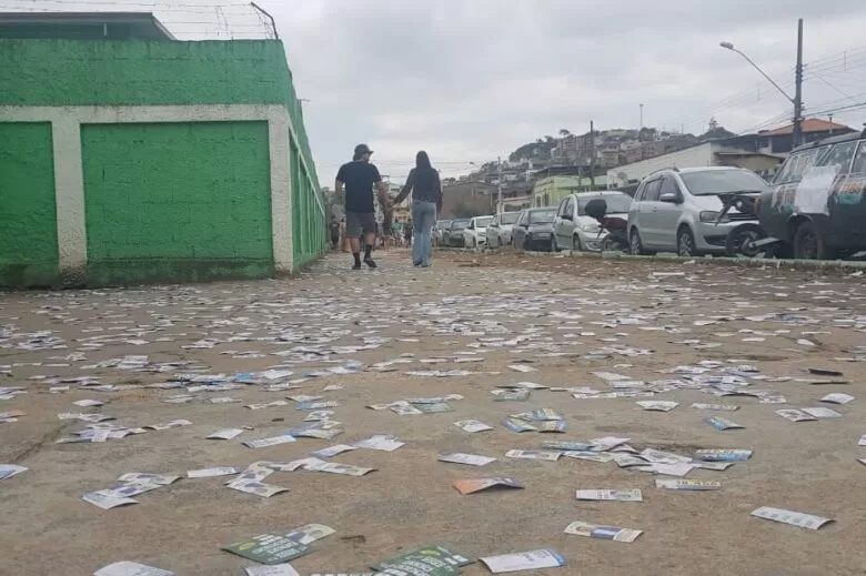 Ruas de Juiz de Fora amanhecem sujas no dia das eleições 2 rua suja by felipe couri e1664723407385