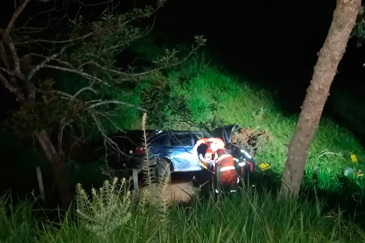 Veículo sai da pista após pneu furar e cai em barranco na MG-135 1 acidente barbacena by bombeiros