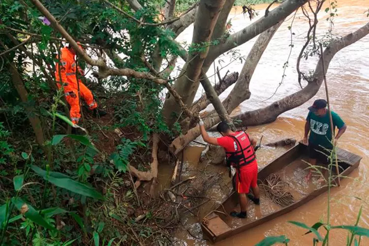 Bombeiros encontram corpo avistado por pescador no Rio Muriaé 1 corpo muriae by silvan alves