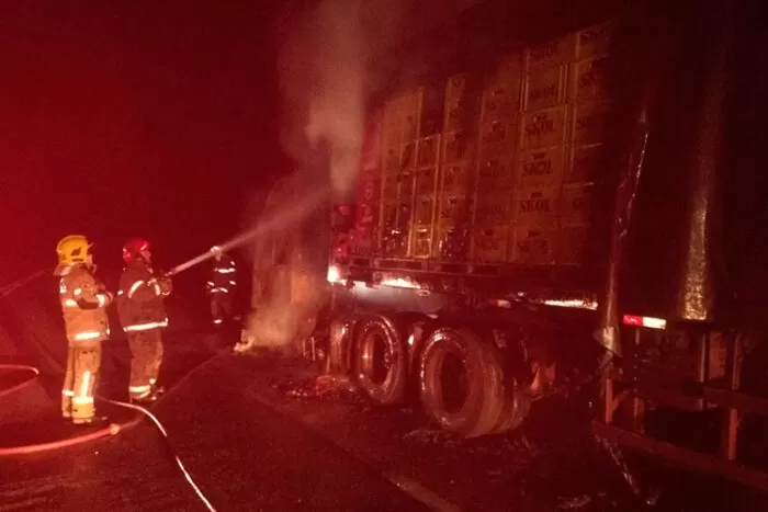 Carreta que transportava engradados de cerveja pega fogo na BR-040 1 incendio 040 by bombeiros