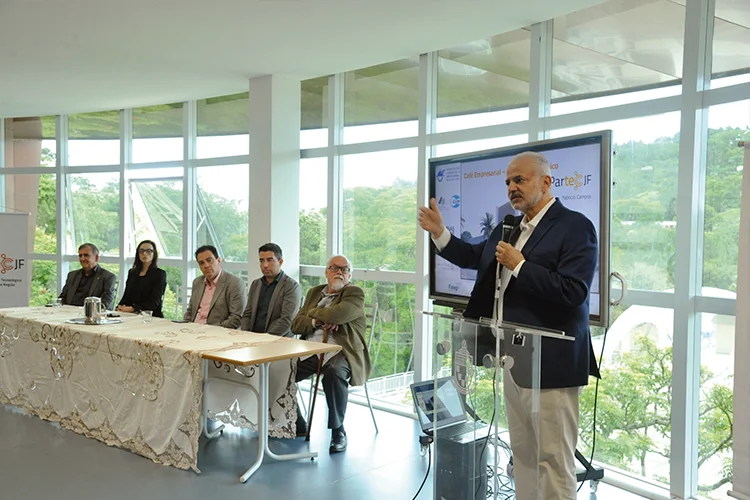 UFJF apresenta Parque Tecnológico a investidores imobiliários 1 reitor Carolina de Paula UFJF