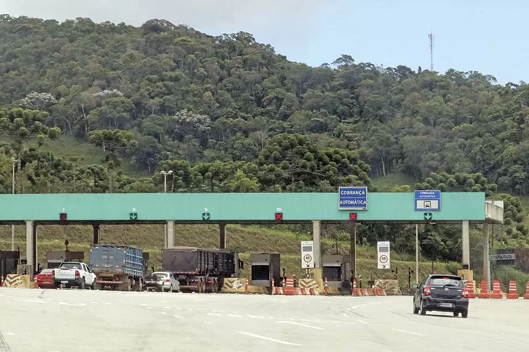 Buracos no asfalto entre JF e Barbacena causam insegurança na BR-040 3 buracos br 040 Leonardo Costa 2