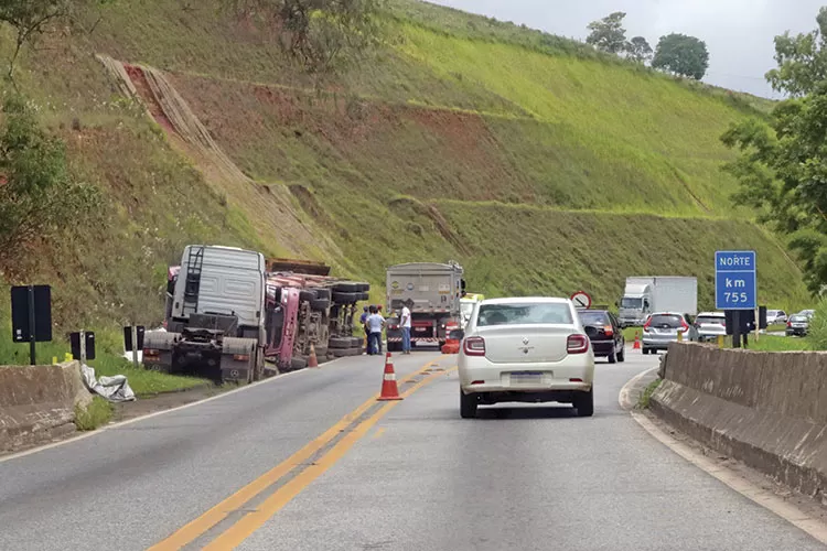 Buracos no asfalto entre JF e Barbacena causam insegurança na BR-040 2 buracos br 040 Leonardo Costa 3