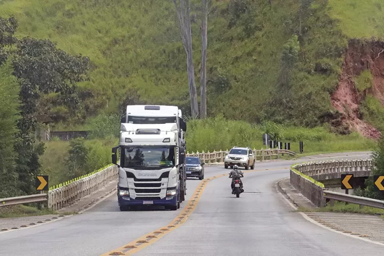 Buracos no asfalto entre JF e Barbacena causam insegurança na BR-040 4 buracos br 040 Leonardo Costa4