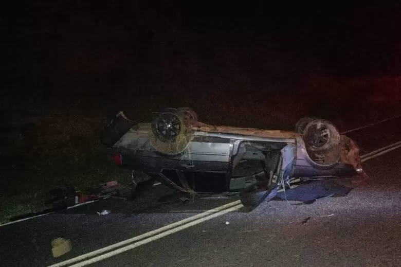 Carro capota e deixa quatro feridos na MG-126, em Bicas 1 carro capotado em bicas by pmmg e1674048283802