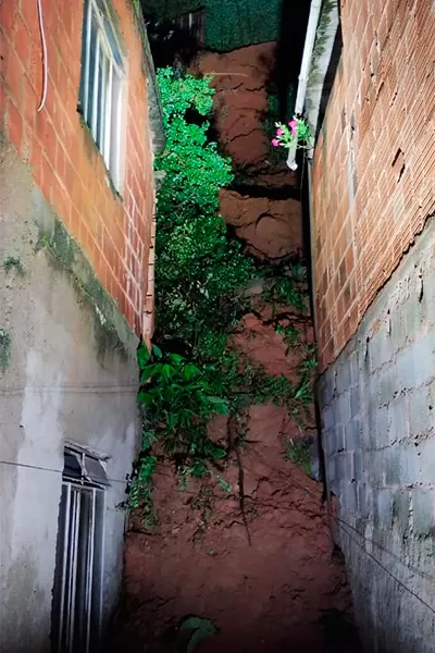 Deslizamento de terra compromete dois imóveis na Zona Sul 1 deslizamento vale verde2 by bombeiros