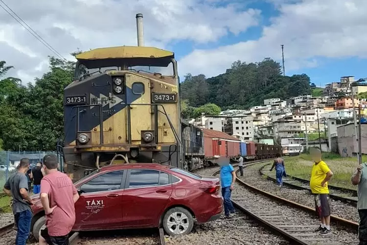 Trem bate em carro em Santos Dumont 1 trem bate em carros santos dumont 2 reproducao redes sociais