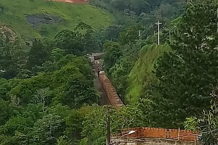 Trem parado prejudica passagem de pedestres no Bairro Niterói 1 trem parado bairro niteroi arquivo pessoal
