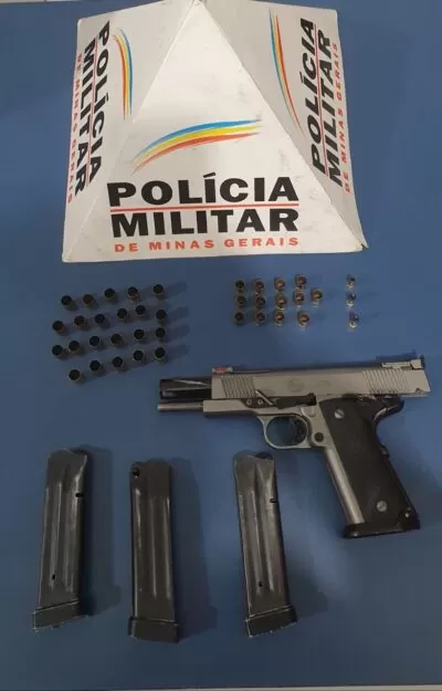 Motorista é preso por porte ilegal de arma de fogo na LMG-874 1 apreensao arma by pmr e1676554357959