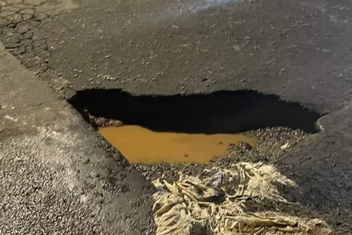 Buraco no meio da rua prejudica tráfego 1 vu0103