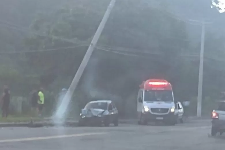 Carro bate contra poste no Bairro Industrial 1 carro bate em poste by redes sociais e1679766947459
