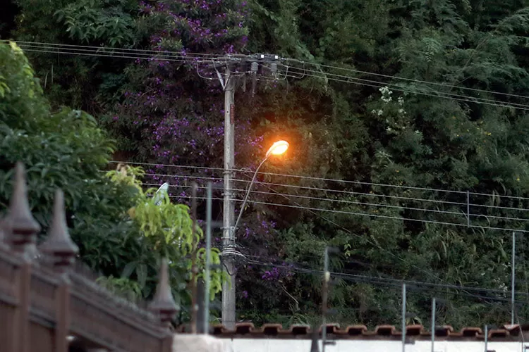 Poste fica acesso durante o dia no Bairro Linhares 1 VU Felipe Couri