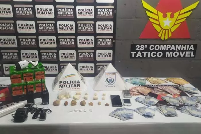 Jovem é preso com câmeras e rádios comunicadores no Santa Cândida 1 pmapreensao0704