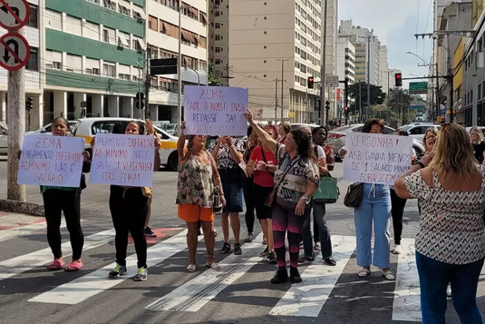 Auxiliares de serviços da educação básica protestam por melhores salários 1 PROTESTO Davi Carlos Acacio 4