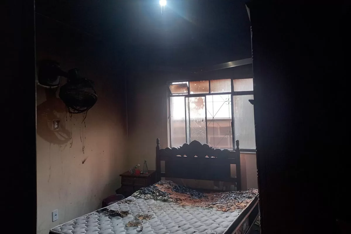 Idoso acamado morre após incêndio provocado por cigarro em Barbacena 1 Idoso foi encaminhado ao Hospital Regional de Barbacena após o incêndio, mas não resistiu aos ferimentos e teve o óbito confirmado (Foto: Divulgação / Corpo de Bombeiros)