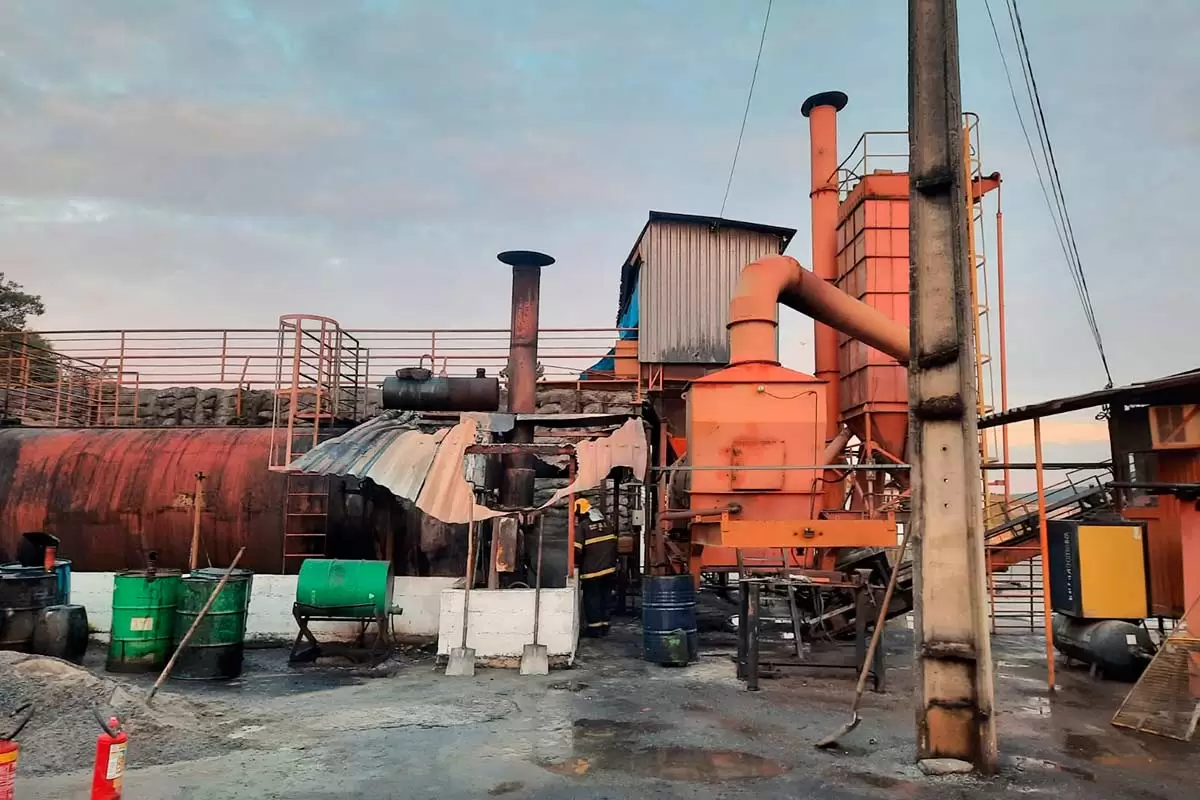 Incêndio atinge fábrica de asfalto e provoca vazamento de 700 litros de óleo em Alfredo Vasconcelos 1 alfredo vasconcelos incendio fabrica foto bombeiros