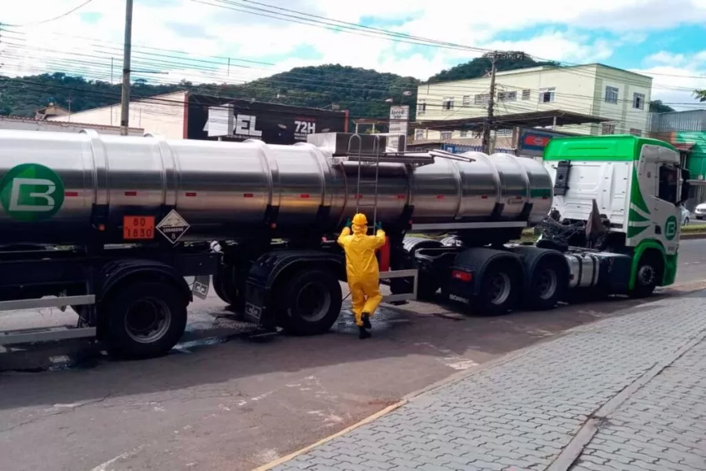 Vazamento na carreta gera lentidão no trânsito na Avenida JK (Foto: Divulgação / Corpo de Bombeiros)
