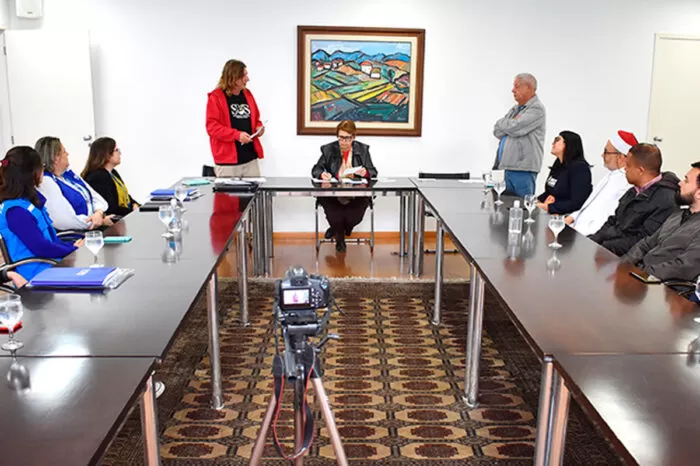 JF ganha Plano Municipal de Políticas para população migrante 1 margarida assina decreto sobre migrantes