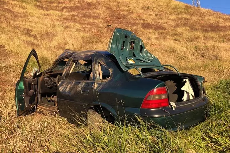 Idoso morre e mulher fica ferida após carro cair de uma altura de quase 200 metros 1 sao benedito acidente foto bombeiros