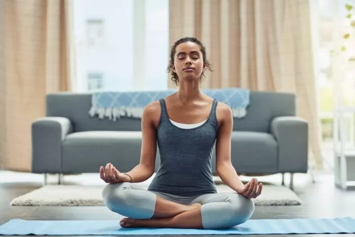 Benefícios da meditação: três minutos por dia podem melhorar foco e reduzir ansiedade 1 A ideia de começar com apenas três minutos torna a meditação mais acessível para quem acredita não ter tempo ou apresenta dificuldade para permanecer em silêncio. Em vez de estabelecer metas difíceis de cumprir, a orientação é criar um hábito possível dentro da realidade de cada pessoa. Esses minutos podem ser incluídos antes do início do expediente, durante uma pausa no trabalho, depois do almoço ou antes de dormir. O mais importante é a frequência e a disposição para interromper, ainda que brevemente, o estado permanente de alerta. Flávia defende que pausas curtas e repetidas ao longo da semana podem oferecer ao cérebro um descanso mais consistente do que a expectativa de compensar meses de sobrecarga em poucos dias de férias. A meditação funciona, nesse sentido, como uma forma de manutenção do equilíbrio emocional. Meditação pode ajudar a reduzir a ansiedade A ansiedade está frequentemente relacionada a preocupações com situações futuras, muitas das quais não chegam a acontecer. A mente antecipa problemas, cria cenários e mantém o organismo em estado de vigilância, mesmo quando não existe uma ameaça imediata. Ao direcionar a atenção para a respiração e para o que está acontecendo no presente, a meditação ajuda a interromper temporariamente esse ciclo de projeções. A prática não impede que preocupações surjam, mas permite observá-las sem responder automaticamente a cada pensamento. Esse exercício pode favorecer a percepção de que nem todas as demandas são urgentes. Em uma rotina acelerada, mensagens, cobranças e compromissos diferentes acabam recebendo o mesmo nível de prioridade, aumentando a sensação de que tudo precisa ser resolvido imediatamente. Produtividade consciente e saúde mental Outro conceito abordado pela educadora é o de produtividade consciente. Em vez de associar produtividade à ocupação permanente, a proposta é organizar as tarefas com mais clareza, reconhecer limites e direcionar energia para o que realmente importa. Pessoas sobrecarregadas podem passar o dia inteiro ocupadas e, ainda assim, terminar a rotina com a sensação de que não conseguiram concluir nada. A fragmentação da atenção, causada por notificações e interrupções constantes, contribui para esse desgaste. Benefícios da meditação com prática diária de três minutos