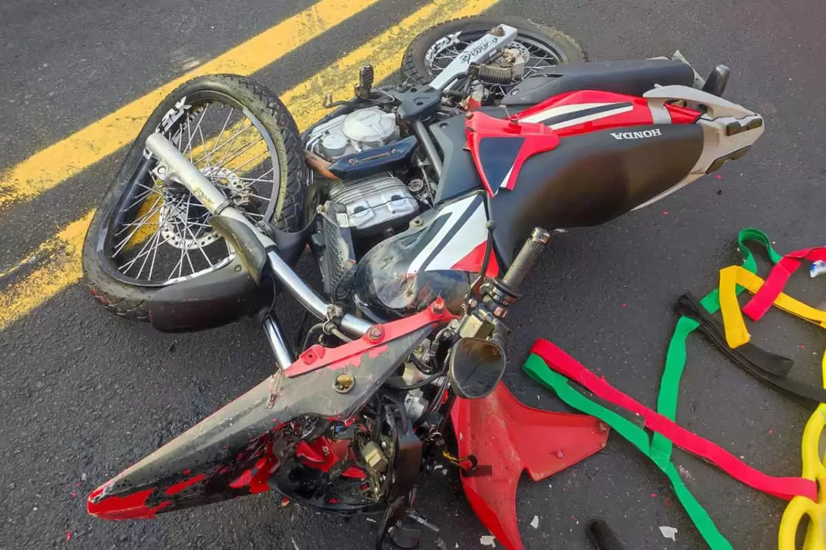 Acidente entre moto e ônibus escolar de Prefeitura deixa homem com fratura 1 muriae acidente foto bombeiros