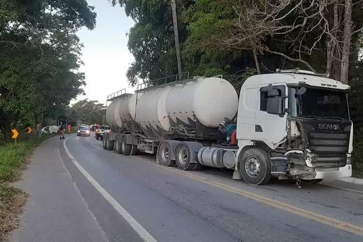 Idoso morre em acidente com carreta na BR-265 1 acidente br 265 2 divulgacao corpo de bombeiros