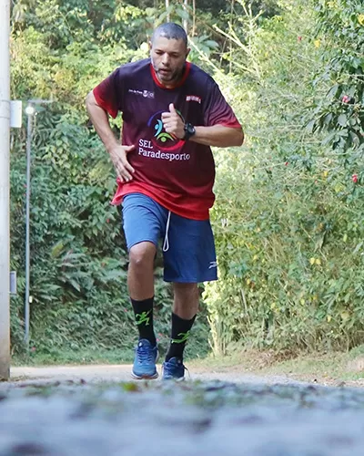 Paixão pelo esporte ajuda paratleta a superar a depressão e a obesidade 2 crystian CAPA by felipe couri