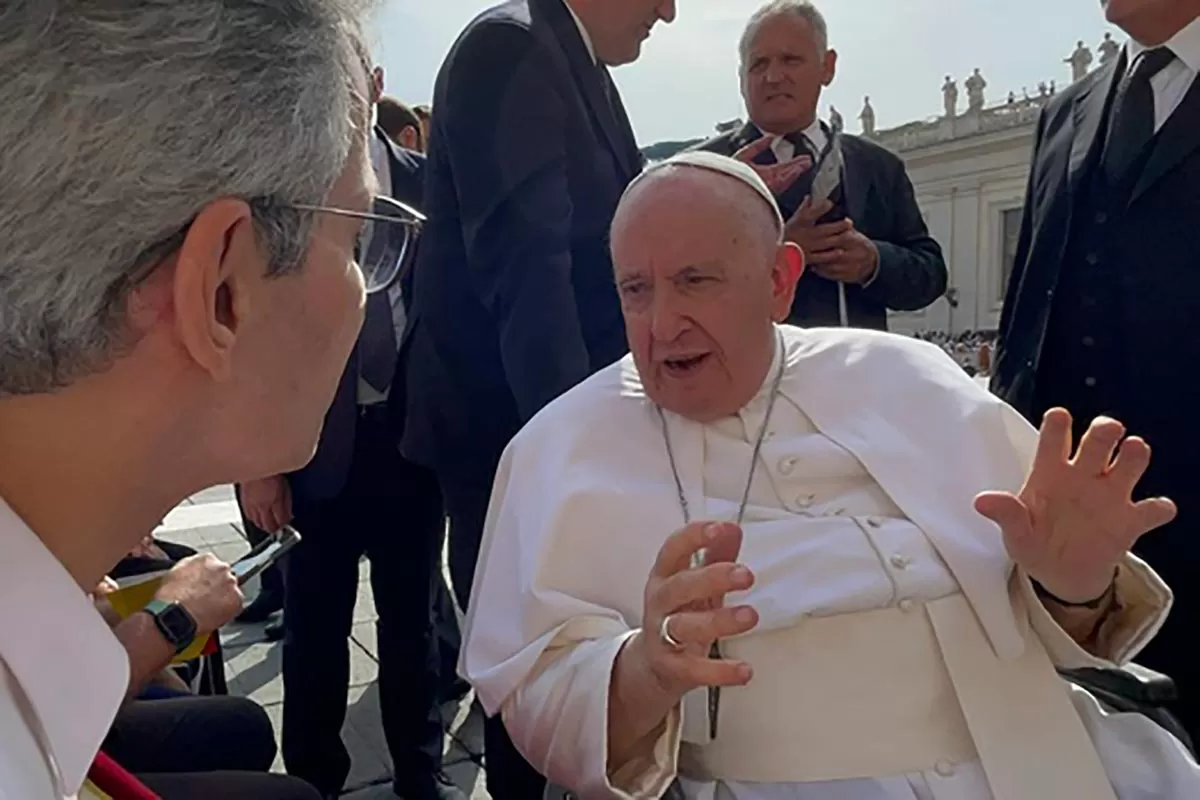 Papa Francisco elogia mineiros, abençoa bandeira e é presenteado por Romeu Zema com palmas barrocas e café 1 Papa Francisco elogia mineiros, abençoa bandeira e é presenteado por Romeu Zema com palmas barrocas e café