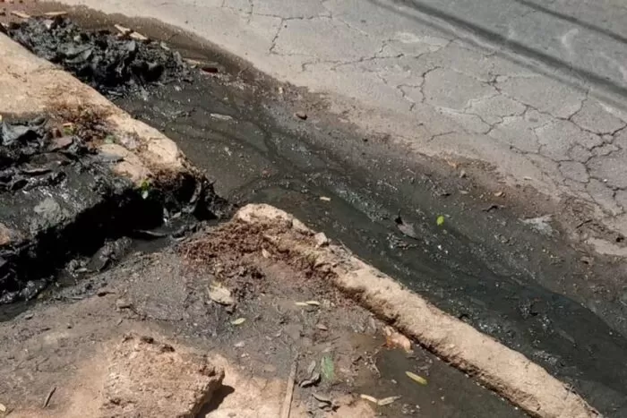 Vazamento de esgoto causa mau cheiro na saída da cidade 1 vida urbana dia 20 de setembro