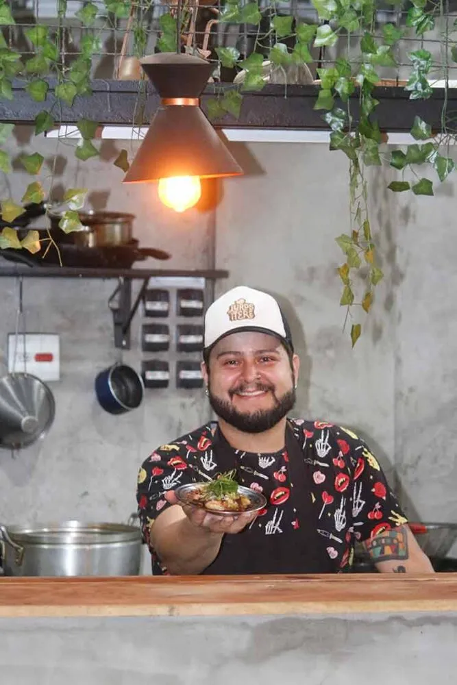 Aias Mathias, do Lurd'siTerê, ensina receita de jiló defumado 1 Aias Mathias FELIPE COURI
