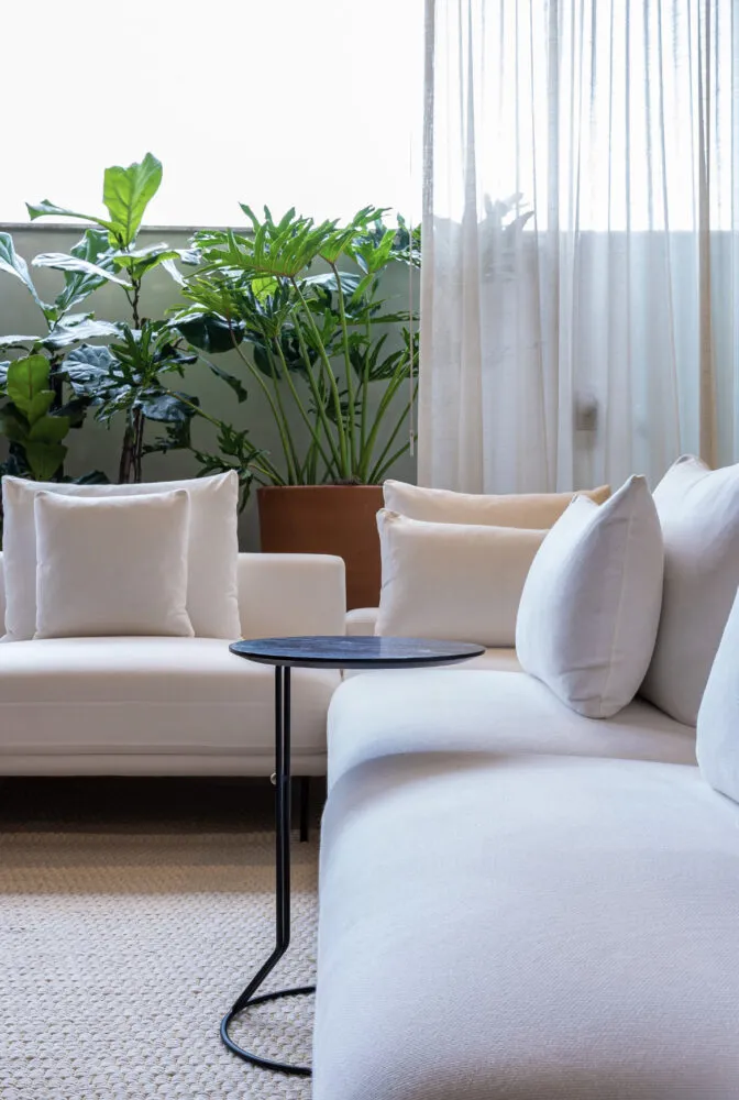 Ambiente Saibro: Minas adentro 1 Objeto de desejo: sofá em tecido de linho com design moderno que traz conforto para as salas de estar