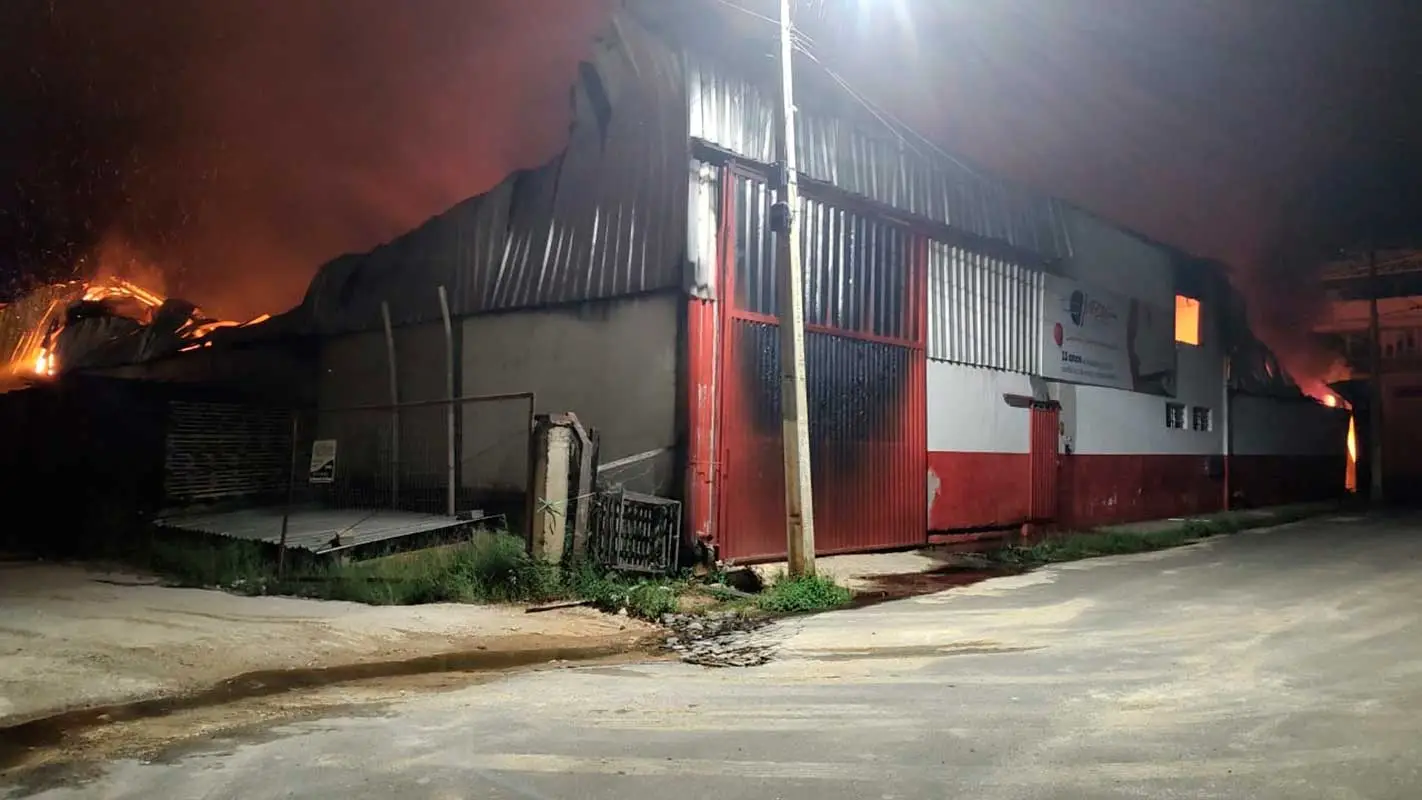 Incêndio atinge fábrica de estofados em Ubá 1 Incêndio atinge fábrica de estofados em Ubá