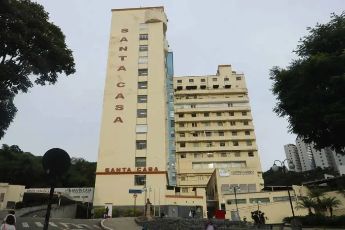 Vítima de acidente com micro-ônibus segue em estado grave e passa por transferência hospitalar 1 Vítima de acidente com micro-ônibus segue em estado grave e passa por transferência hospitalar