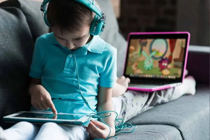 Excesso de telas na infância pode prejudicar saúde na vida adulta; confira o limite máximo para o seu filho 1 TELAS NA INFANCIA Frrepik