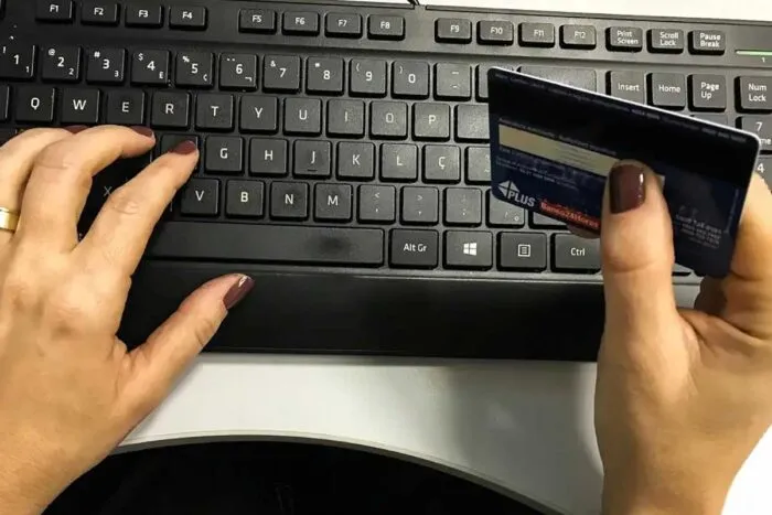 Banco e empresa de cartão devem indenizar cliente que teve nome negativado após cobrança de R$ 17 mil