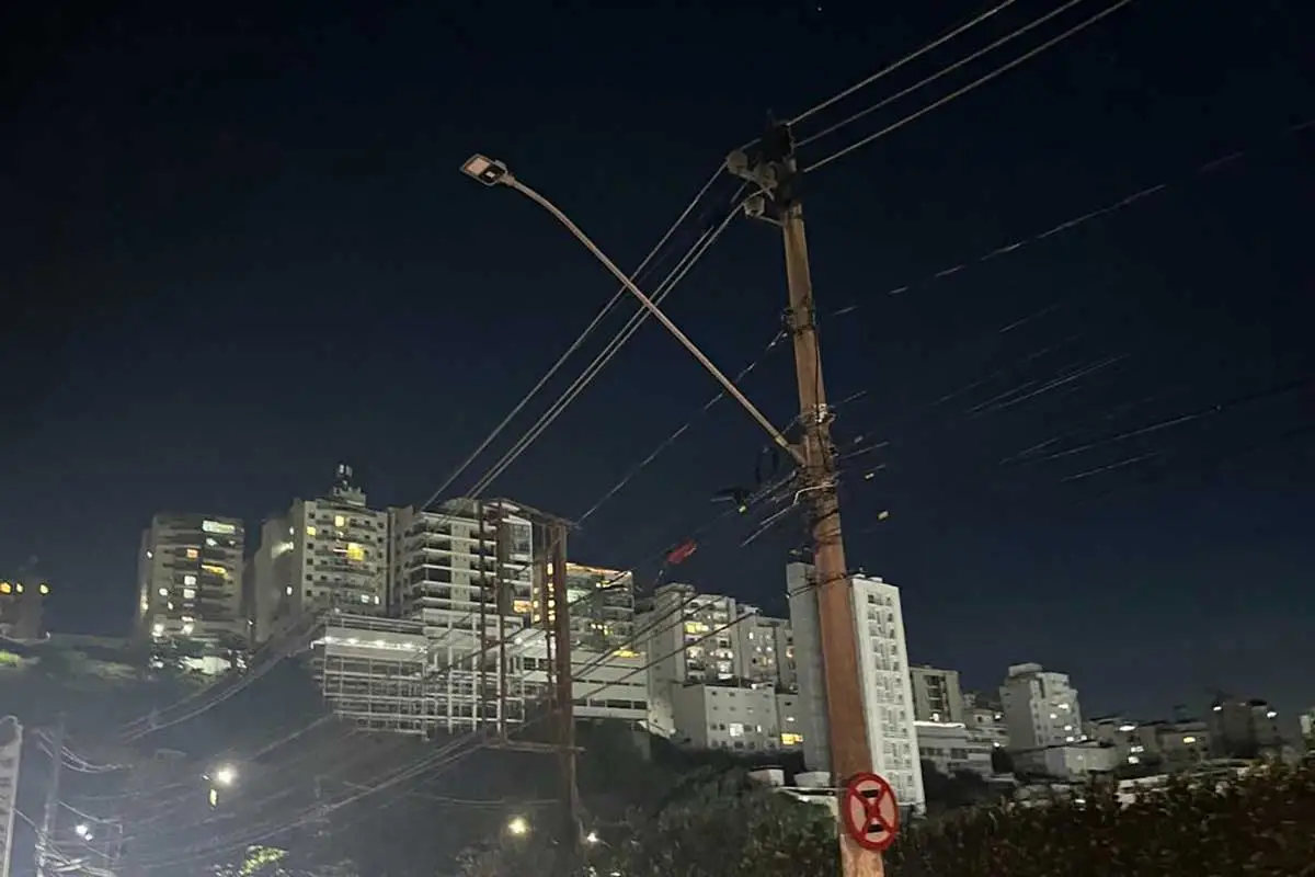 Poste com lâmpada queimada deixa pedestres inseguros 1 vida urbana dia 29 de dez