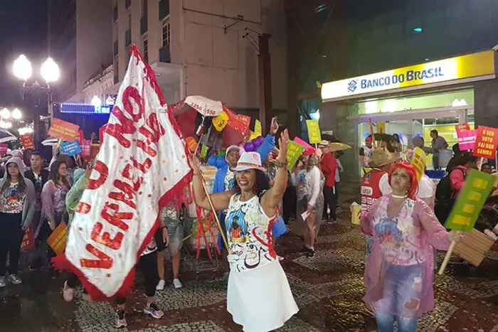 Pré-carnaval: blocos para não perder o fôlego durante a semana 1 BlocoTonoVermelho DIVULGACAO