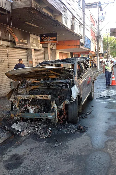 VÍDEO: Carro pega fogo na Avenida Rio Branco 2 carro pega fogo rio branco foto SMU