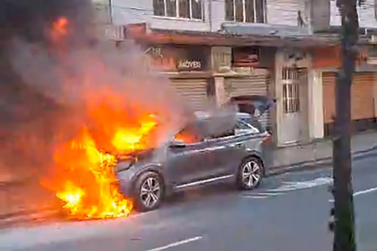 VÍDEO: Carro pega fogo na Avenida Rio Branco 1 carro pega fogo rio branco foto reproducao redes sociais 2