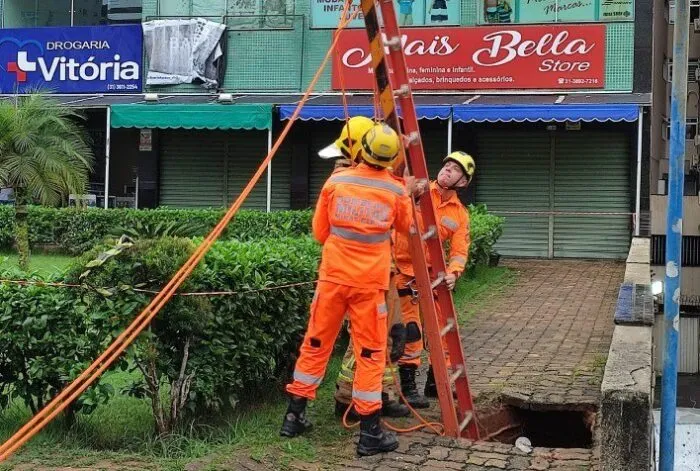 Homem cai em buraco de 8 metros após calçada ceder 1 vicosa homem buraco foto bombeiros 1