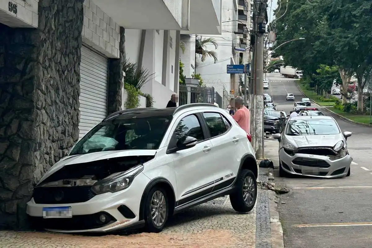 Motorista tem perda de consciência e bate em dois carros na Rio Branco 1 acidente rio branco elisabetta mazocoli 1