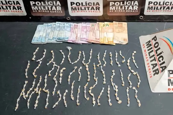Com quase 250 pedras de crack, dupla é presa por tráfico na Rua Halfeld 1 pedras de crack rua halfeld foto pm