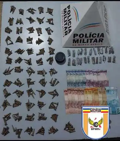 Debaixo de árvore, dupla é presa por tráfico de cocaína e maconha 1 pirauba cocaina maconha debaixo arvore pmr2