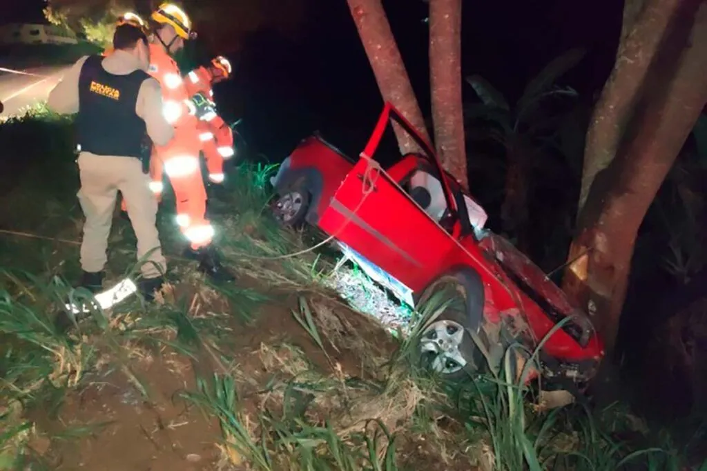 Mulher morre e outra fica em estado grave após acidente na MGC-120 1 vicosa acidente com vitima fatal foto bombeiros