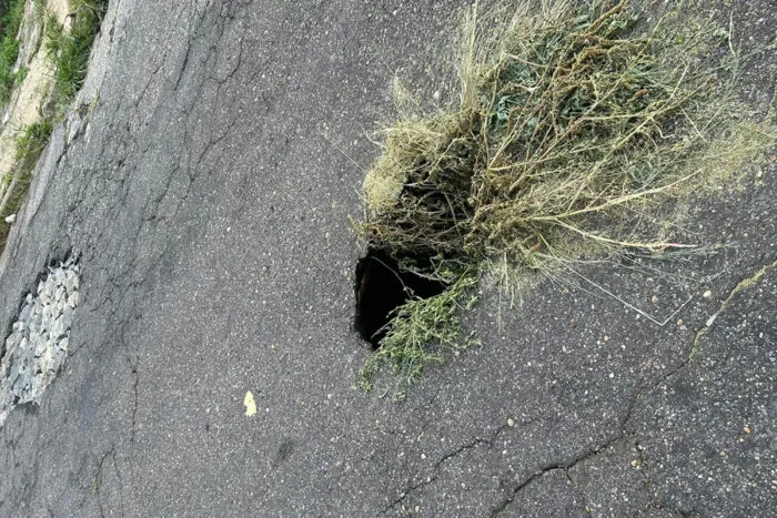 Buraco na via prejudica tráfego de veículos no Alto dos Passos 1 vu buraco tribunademinas