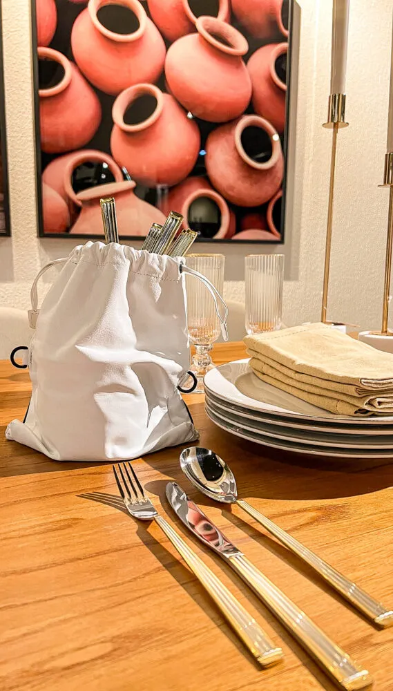 Faqueiro inox prata com detalhes em dourado