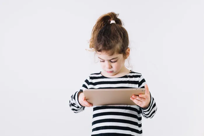 Uso de telas por crianças pequenas reduz a interação verbal com os pais 1 celular crianca by freepik