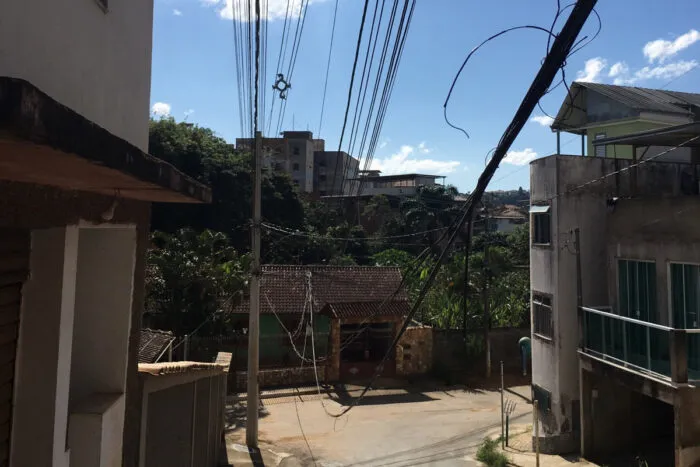 Fiações soltas geram riscos na Cidade Alta 1 fiacoes vu